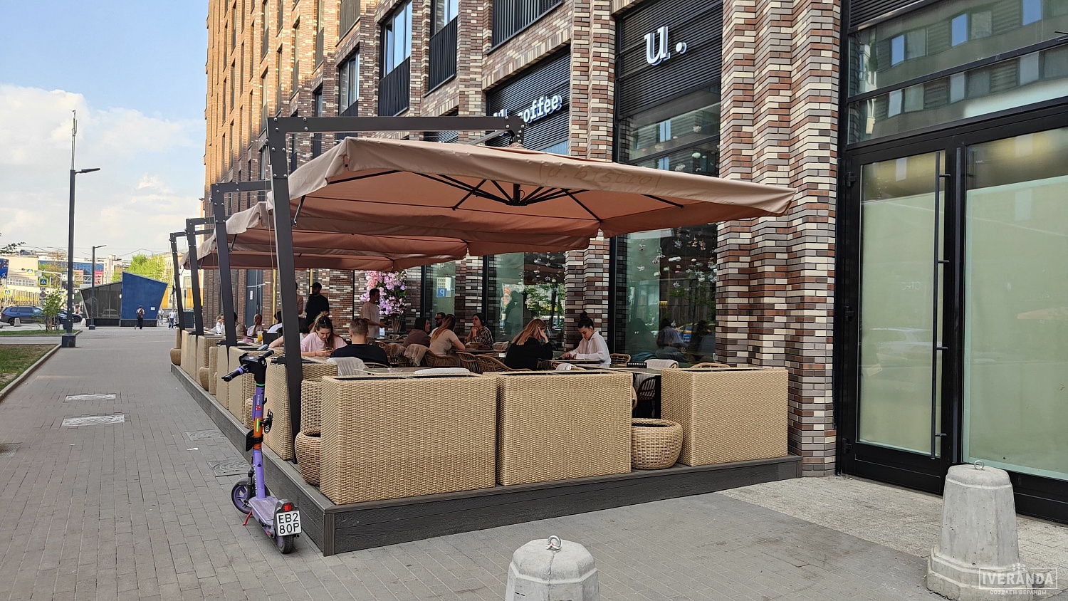 Уличные зонты и подиум для кафе U.Bistro