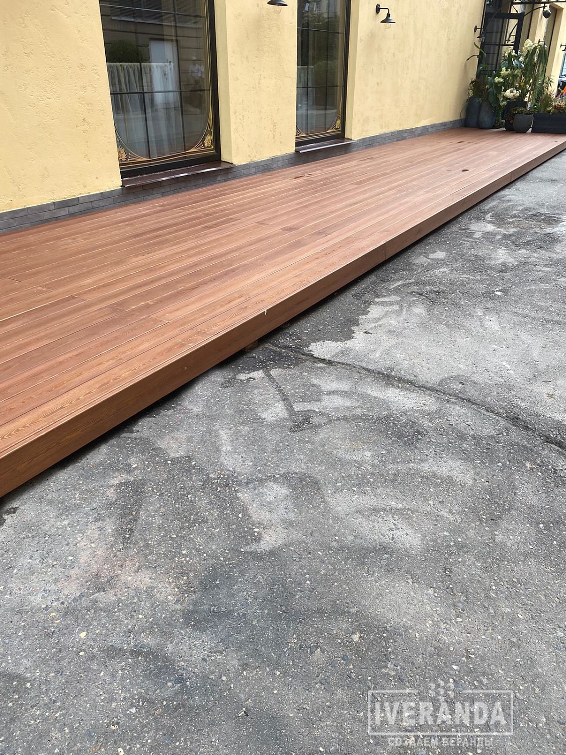 Подиум из лиственницы и маркизы для ресторана Salone